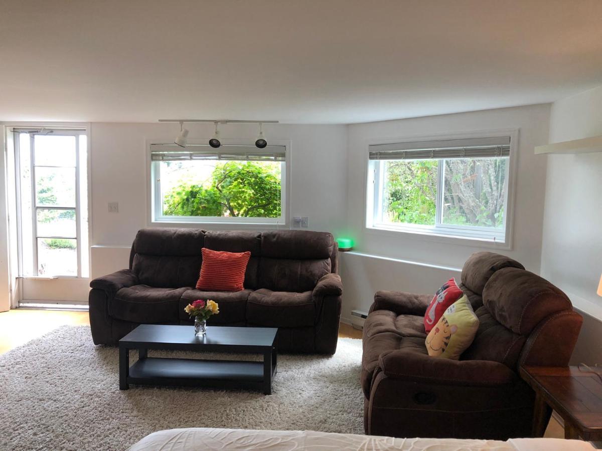 One Bedroom Suite Near Hillside Mall Oak Bay Bagian luar foto