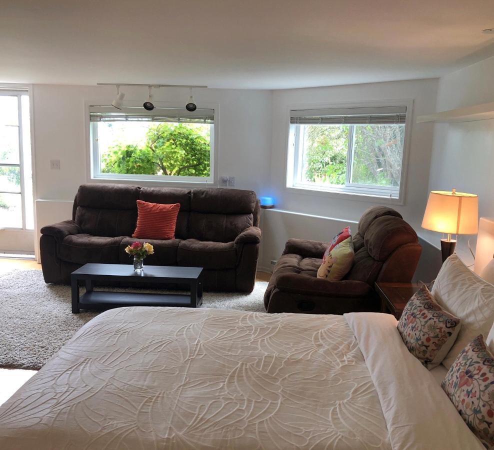 One Bedroom Suite Near Hillside Mall Oak Bay Bagian luar foto